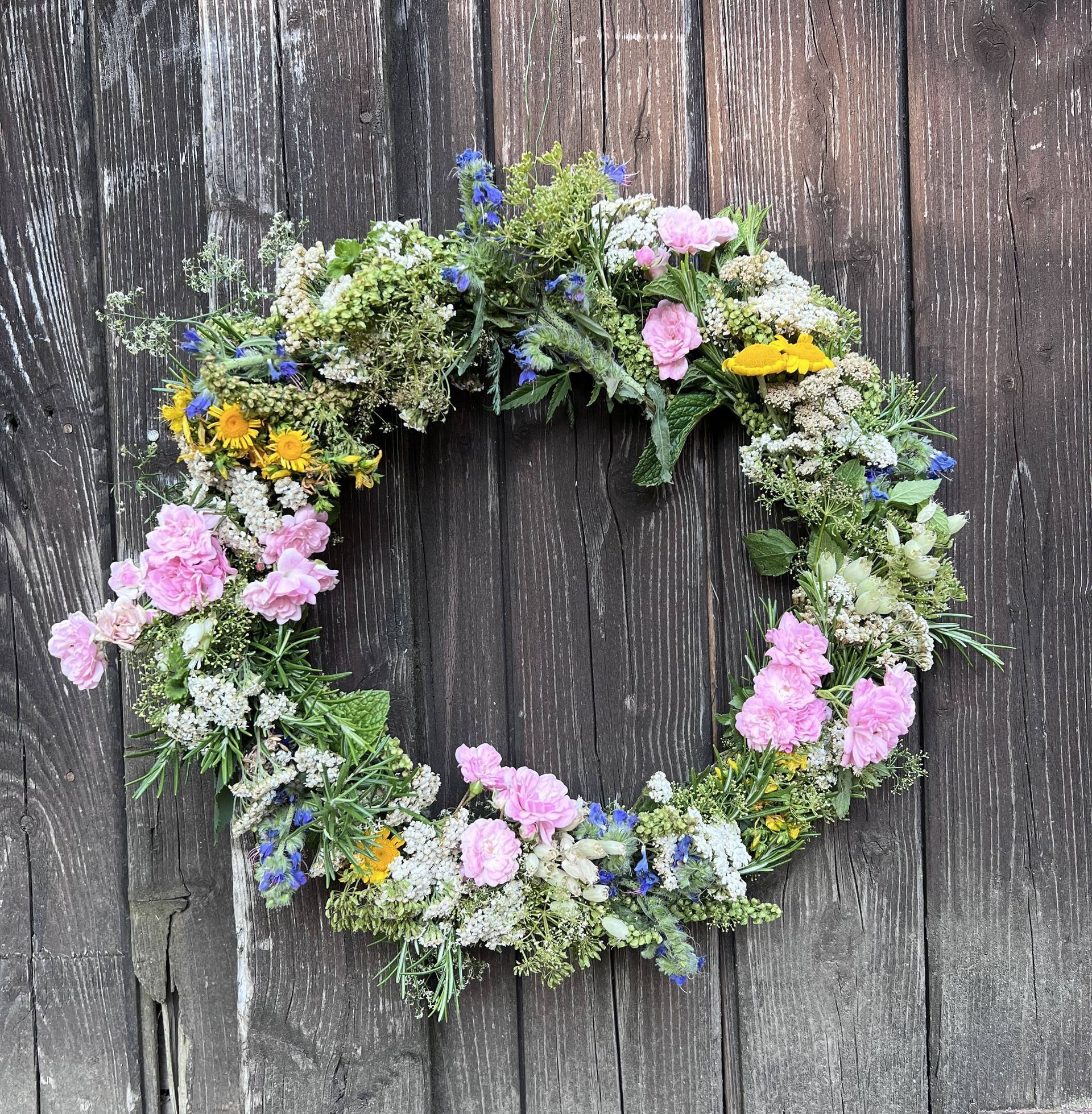 Blumenkranz an Scheunentor