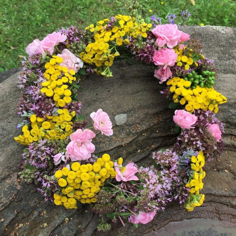 Blumenkranz mit Rosen, Rainfarn, Dost, Lebenskranz