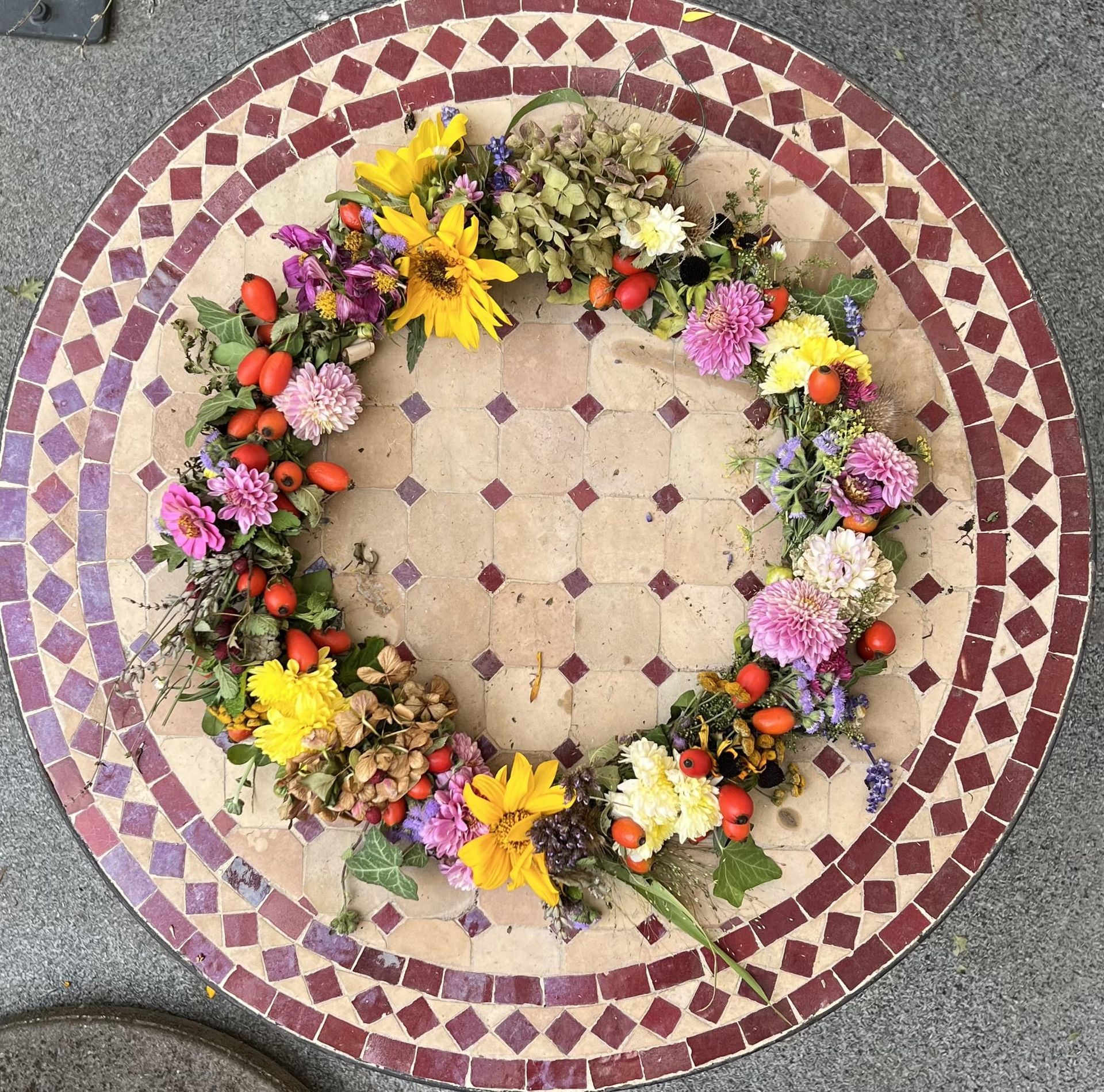Blumenkranz auf rundem Tisch