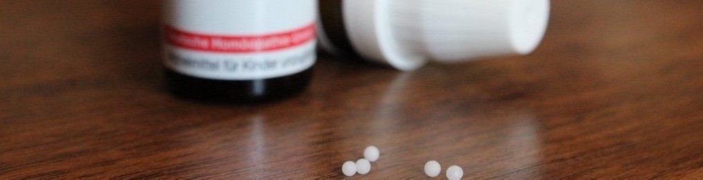 Homöopathische Arzneimittel homöopathische Arzneien auf Holztisch, Globulin