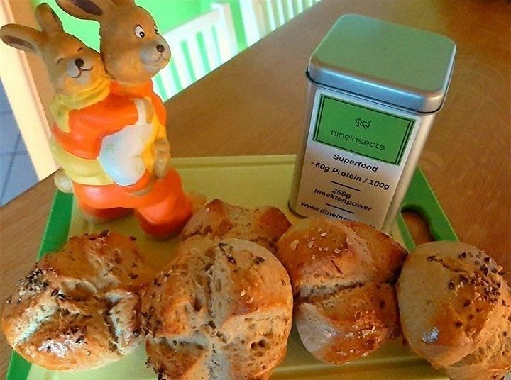 Insekten auf einem Brötchen essen