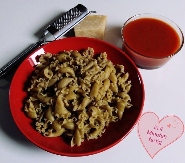 Insekten zu Pasta verarbeitet essen