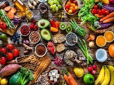 Ein bunter Tisch voller Speiseinsekten und Früchten. Insekten essen ist gut für die Ernährung.