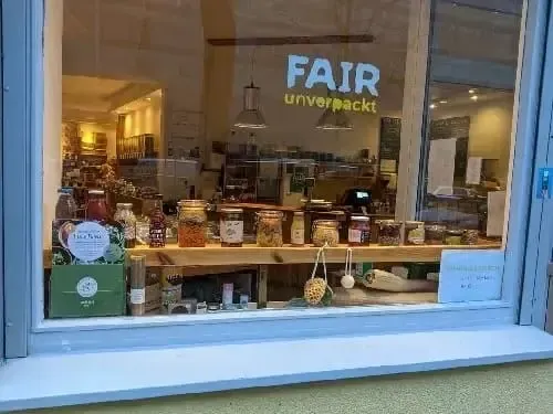 Insekten essen in Berlin Bild von einem Schaufenster eines FAIR unverpackt Ladens