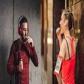 Bild von zwei Sportlern die Insekten in Form eines Insektenproteinriegels essen.