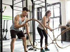 Zwei Menschen beim Training. Für den Muskelaufbau ist Insekten essen optimal.