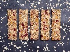 Dargestellt durch fünf Insektenproteinriegel werden die gesunden Nährstoffe von Speiseinsekten die durch das Insekten essen dem Menschen von Nutzen sind.