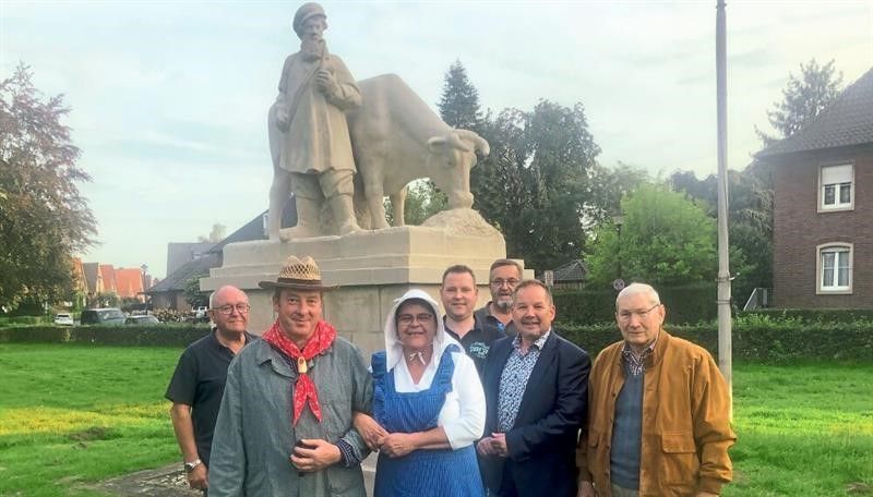 Michael Oestermann, Bernd Pieper, Mariel Bünder, André Schlierkamp, Karsten Jakobs, Christoph Davids, Karl Mai freuen sich über das Ergebnis der restaurierten Struckskuh.