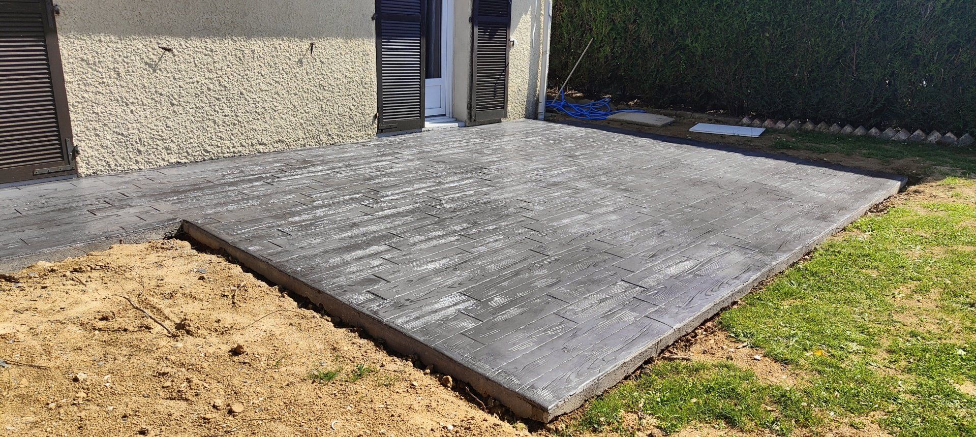béton imprimé bois couleur anthracite sur Barentin 76360 Seine Maritime
