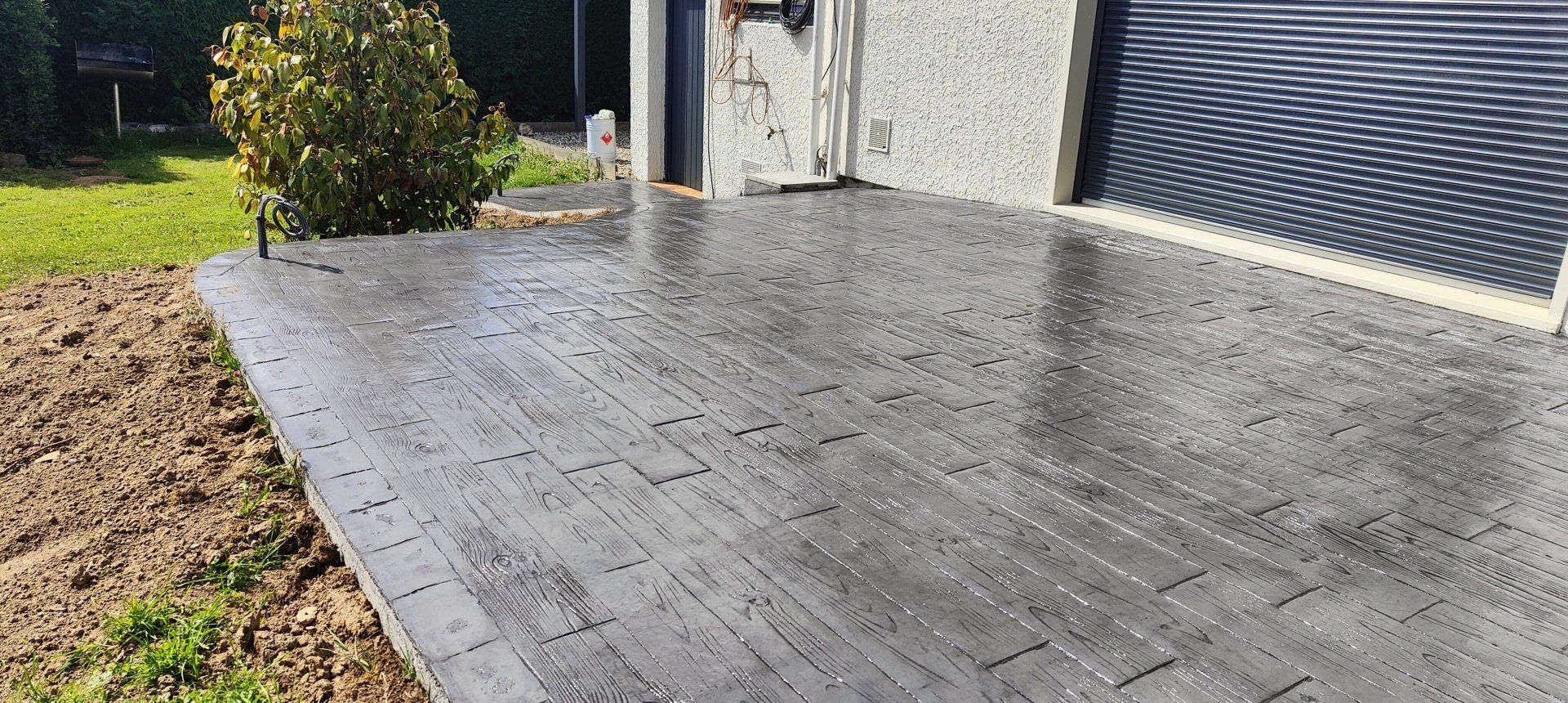 Béton imprimé bois bordure pavés couleur anthracite sur Totes 76890 Seine Maritime