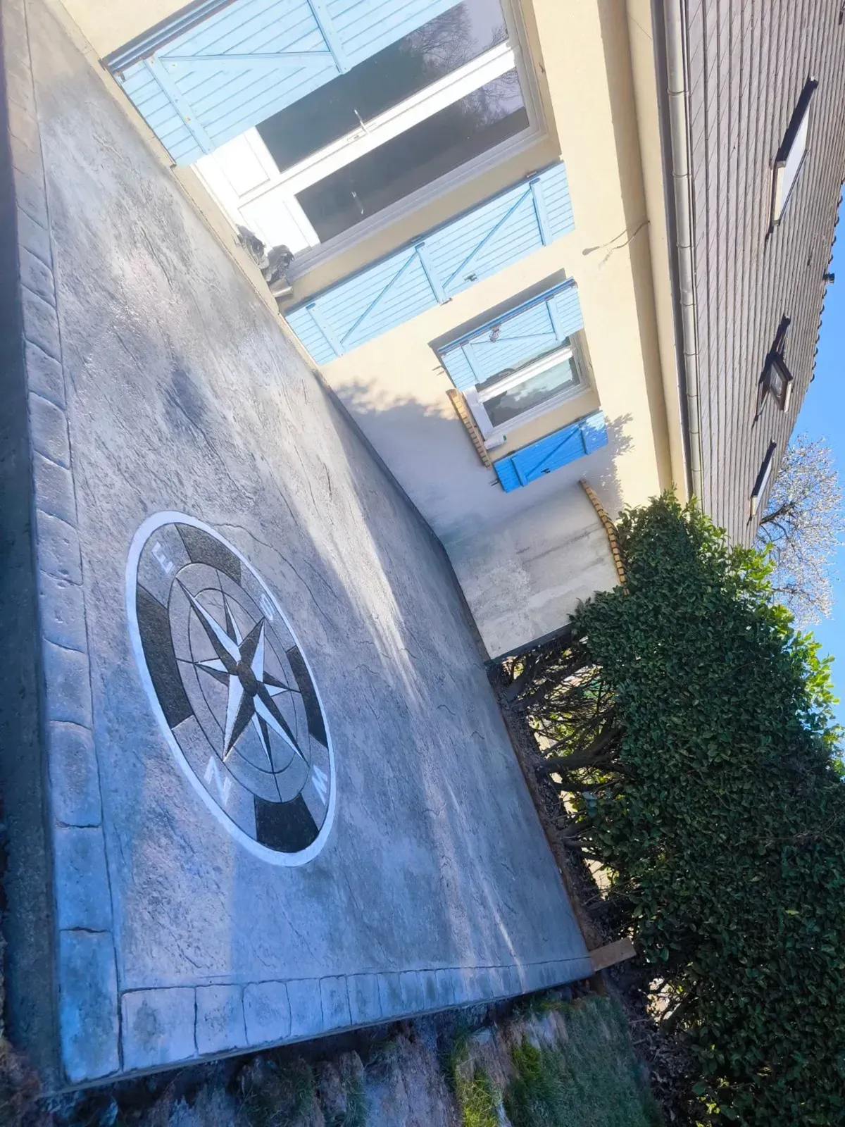 Béton imprimé imitation pierre avec rosace bousole