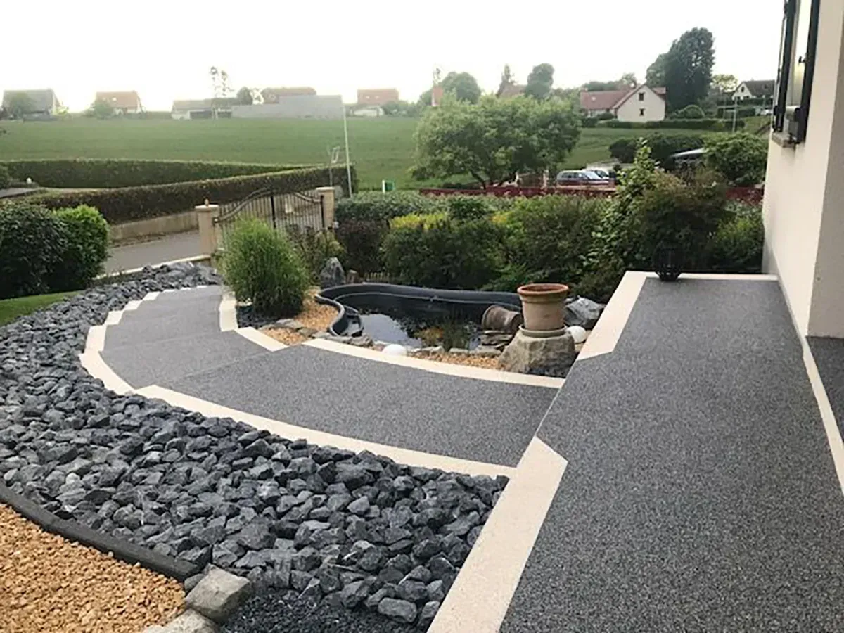 Terrasse en moquette de pierre en Normandie