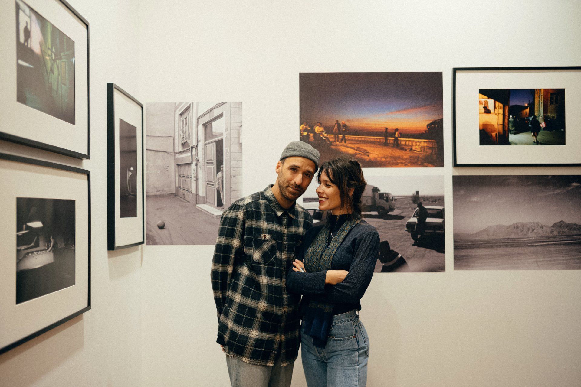 Pauline Alioua et Chris Garvi lors de l'exposition de Tableaux d'Iran à la galerie Maupetit à Marseille.