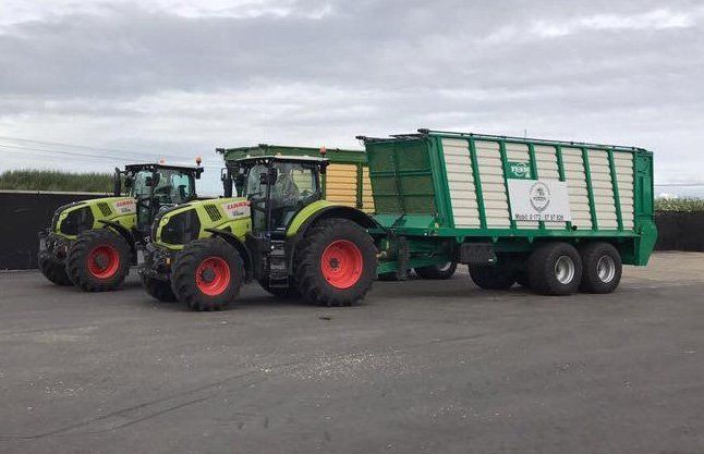 Häckselwagen: Krone TX 46 D und Tebbe ST500