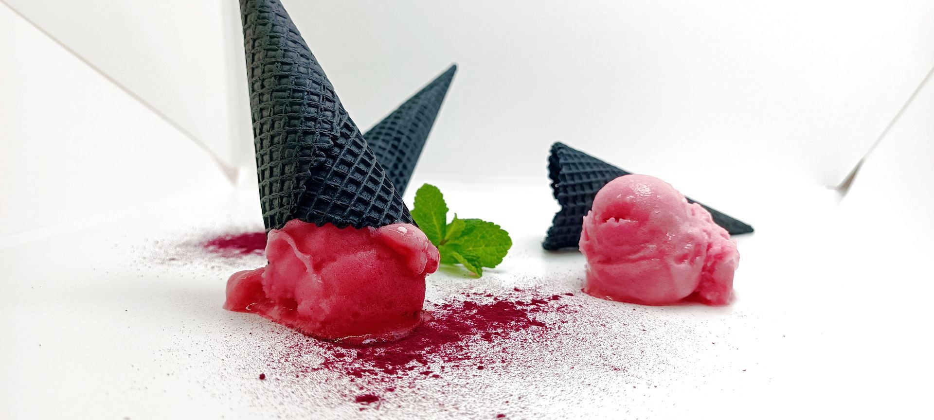 Pflanzenextrakte mit färbender Nebenwirkung. Pflanzlicher Farbstoff. Pflanzenfarbe.