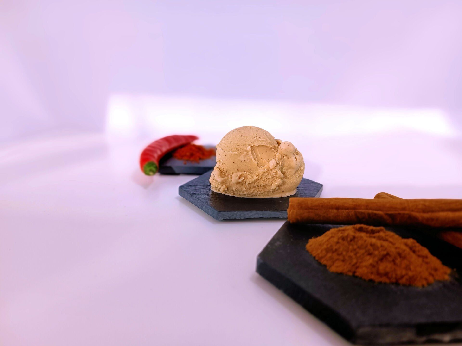 Zimt scharf Spicy, Zimtkaugummi, Zimtkaugummigeschmack, Scharfes Eis, Eis mit Gewürzen