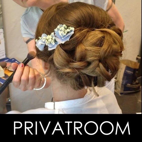 Braut mit Blumen im Haar