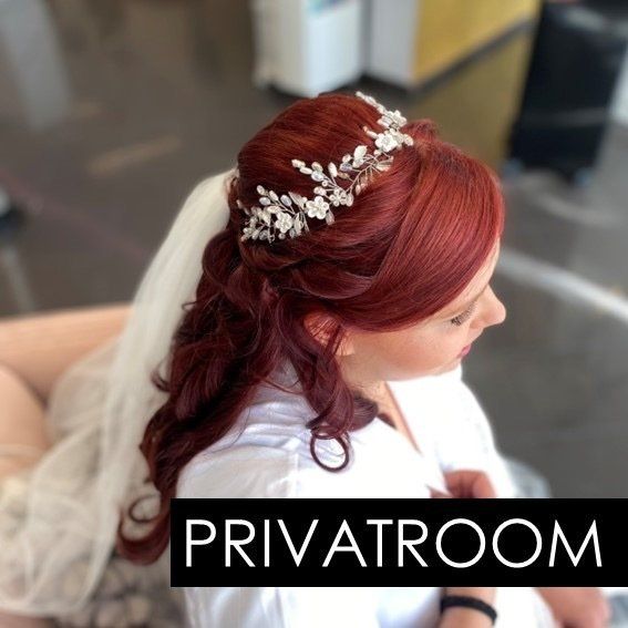 Braut mit Diadem und Schleier