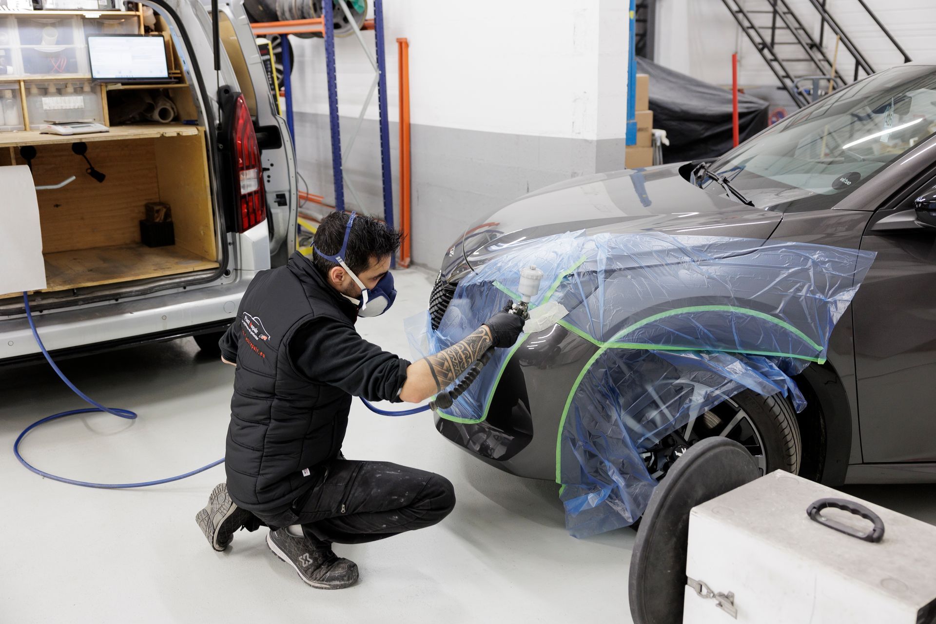 Intervention d'un technicien sur une retouche de peinture
