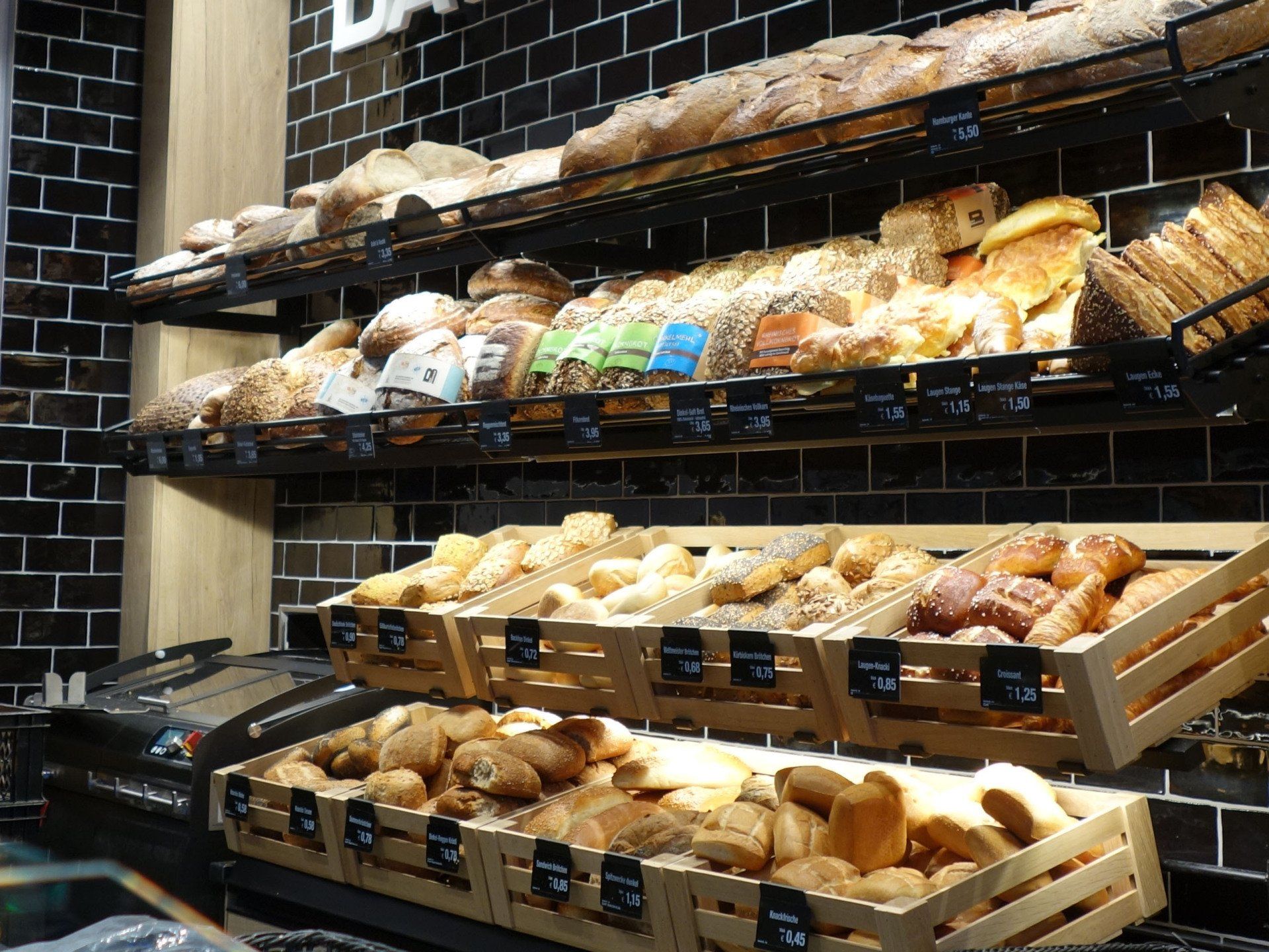 Brote perfekt ausleuchten Ausgefeilte Lichtkonzepte für Backwaren, Brote, Thekenbeleuchtung, LED-Licht