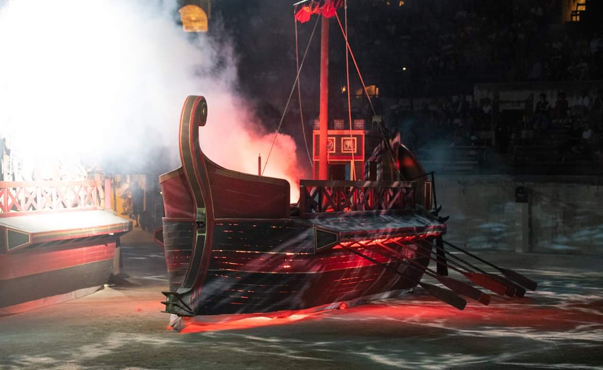 Las Noches de Nemaus, un espectáculo histórico en la Arena de Nîmes (Francia). Trajes y decorados de la compañía CPPP.