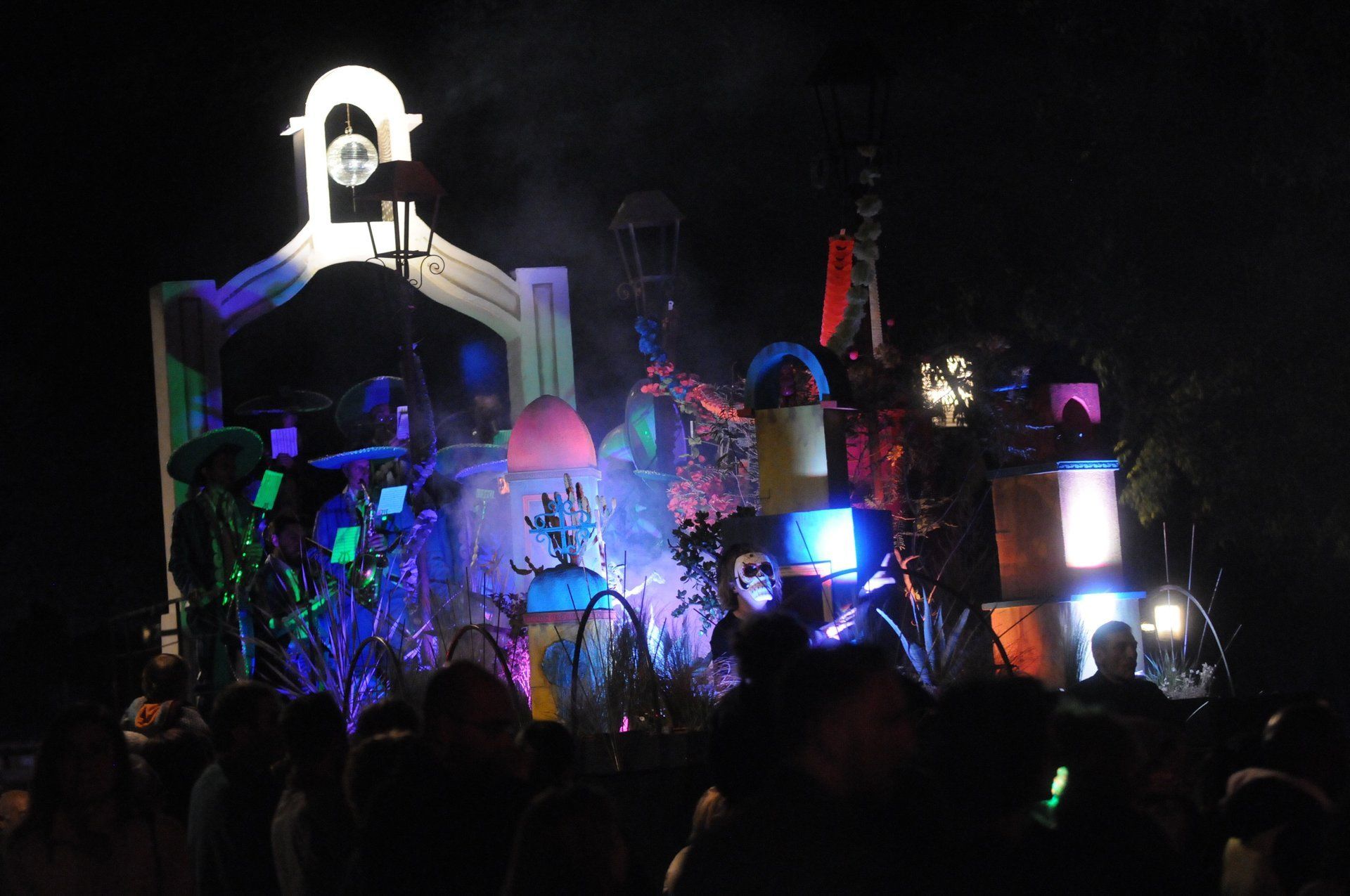 Décor de la Pégoulade, défilé d'ouverture de la Féria de Nîmes, par la Compagnie CPPP