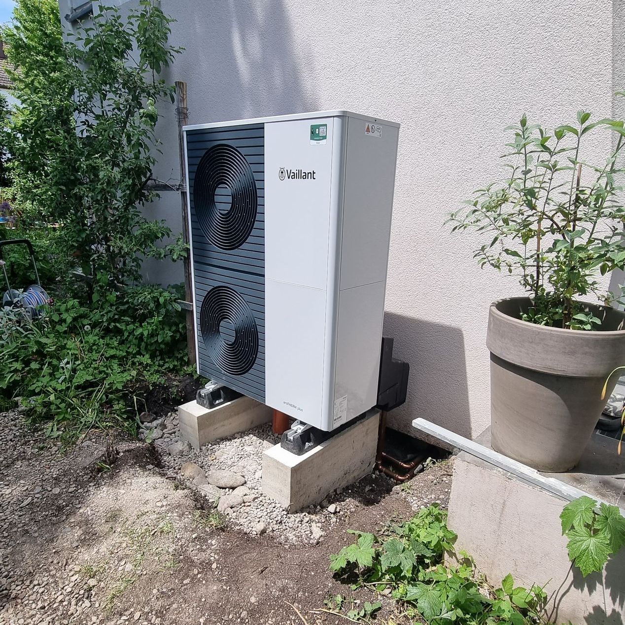 Vaillant AEROTherm Monoblock Wärmepumpe im Garten in Gröbenzell