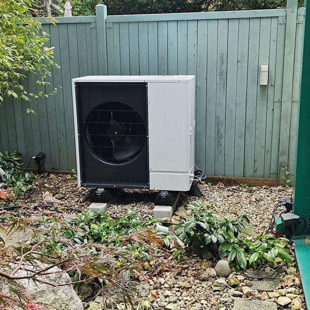 Brötje Wärmepumpen-Außengerät im Garten in Gräfelfing