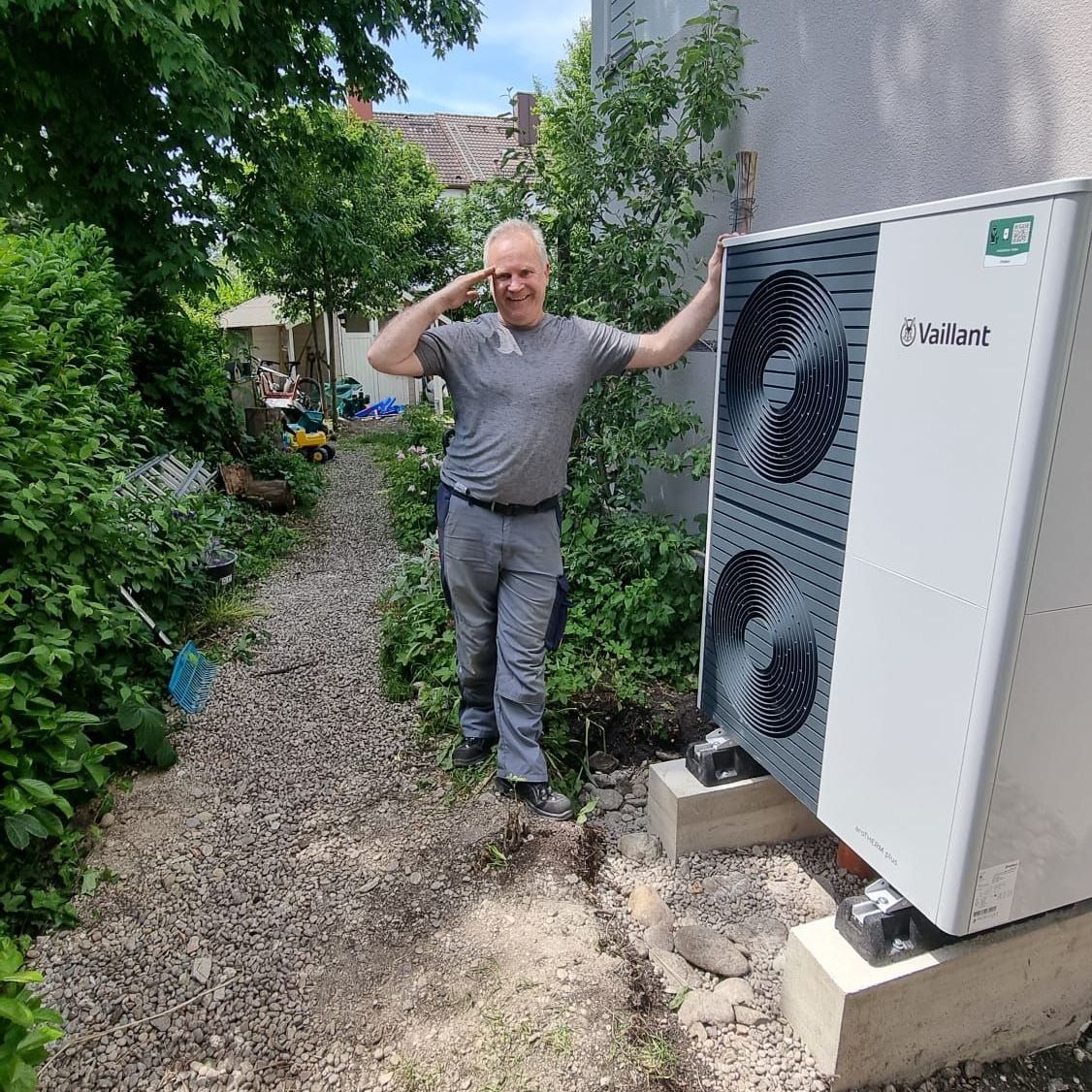 Alexander Matusan steht vor einer Außeneinheit Vaillant AEROTherm Monoblock Wärmepumpe