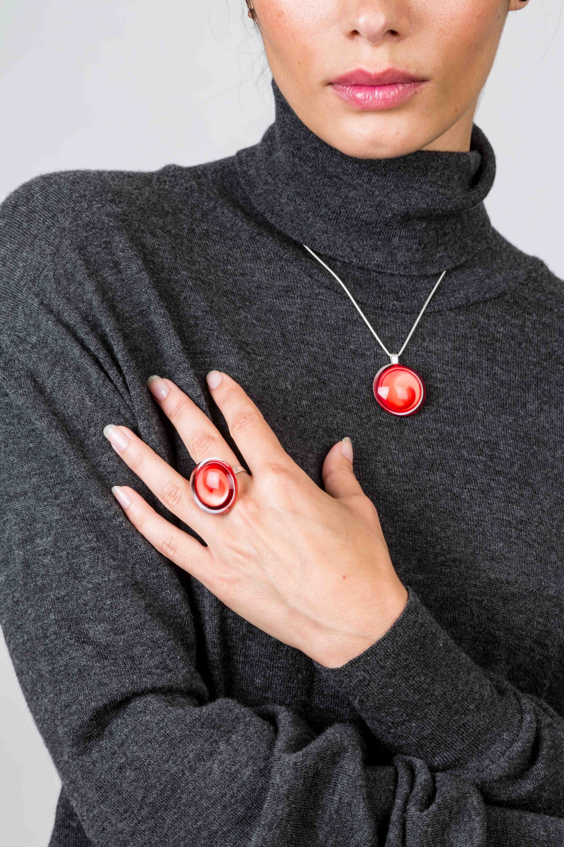 Au fil du temps, OLIV’R créé des colliers toujours plus féminins et uniques. Avec mon arsenal de baguette de couleur je crée des perles aux couleurs unique ou le feu et la maitrise du geste donnent à la fois des bijoux intemporels et tendance. Quel que soit votre look ou vos envies, vous trouverez forcément le bijou qui vous sublimera ! Complétez votre style avec nos bijoux OLIV’R pour accentuez cet effet d'élégance.