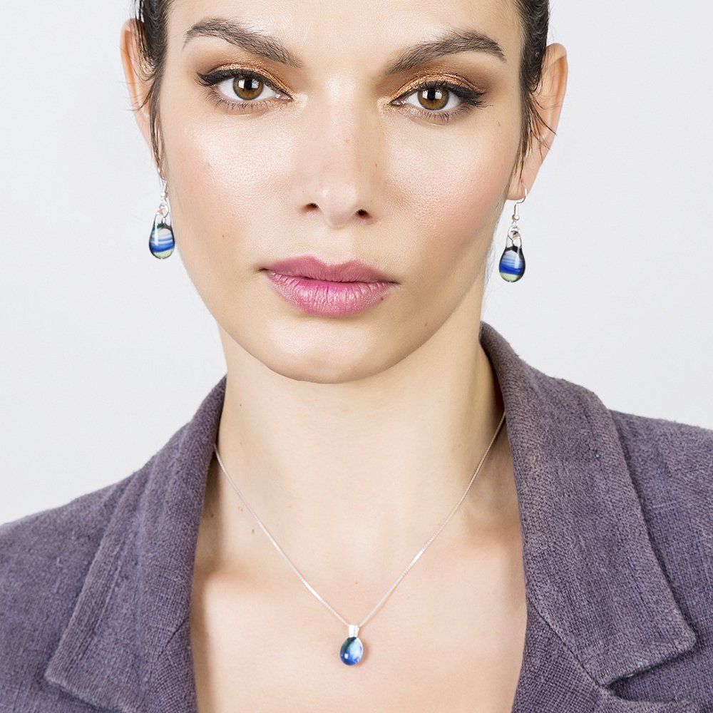 Qu'elles soient dormeuses, créoles ou pendantes, les boucles d'oreilles signées OLIV’R jouent la carte de l'authenticité et du vrai. Chaque pièce est unique et confectionnées à la main. La magie des reflets du verre donne un style unique pour tous les looks rétros, natures ou chics. Ces bijoux aux couleurs tendance ou intemporelles sont une invitation au voyage. Complétez votre collection avec un large choix parmi mes collections OLIV’R