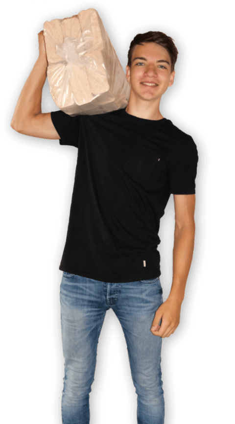 Junger Mann liefert Hartholzbriketts