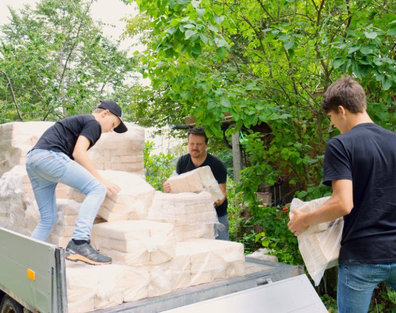 Lieferservice Holzbriketts mit Amarok