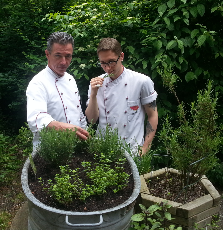 Unser Philosophie: frische Produkte, mit Liebe, Sorgfalt und Kreativität zubereiten. Remscheid, Restaurant Romanowski, Restaurant Mebusmühle, Mebusmühle 1, gut Essen gehen in Remscheid, Biergarten, Biergarten im grünen, Terrasse, Eschbachtal, frisches Essen, gemütlich Essen, grosser moderner Saal für 100 Personen, Eschbachtalsperre,kreative Küche, Restaurant mit Aussenterrasse, Restaurant mit schönem Biergarten, Restaurant mit Events, Saal für Feierlichkeiten, Dinner Krimi, Catering, Partyservice, Wir kochen für sie Privat, Privatkoch, Restaurant an der Eschbachtalsperre, Hochzeitfeiern im Restaurant Romanowski, Hochzeitfeier, wo kann man in Remscheid seine Hochzeitfeiern, Restaurant Romanowski, Feier Sie Ihre Hochzeit im Restaurant Romanowski, Tagungssaal im Restaurant Romanowski, Tagungen im Romanowski, großer Parkplatz am Haus, Candelight Dinner, Menü im Restaurant Romanowski, Google Restaurant Romanowski, Facebook Restaurant Romanowski, Twitter Restaurant Romanowski, Instagram Restaurant Romanowski,
