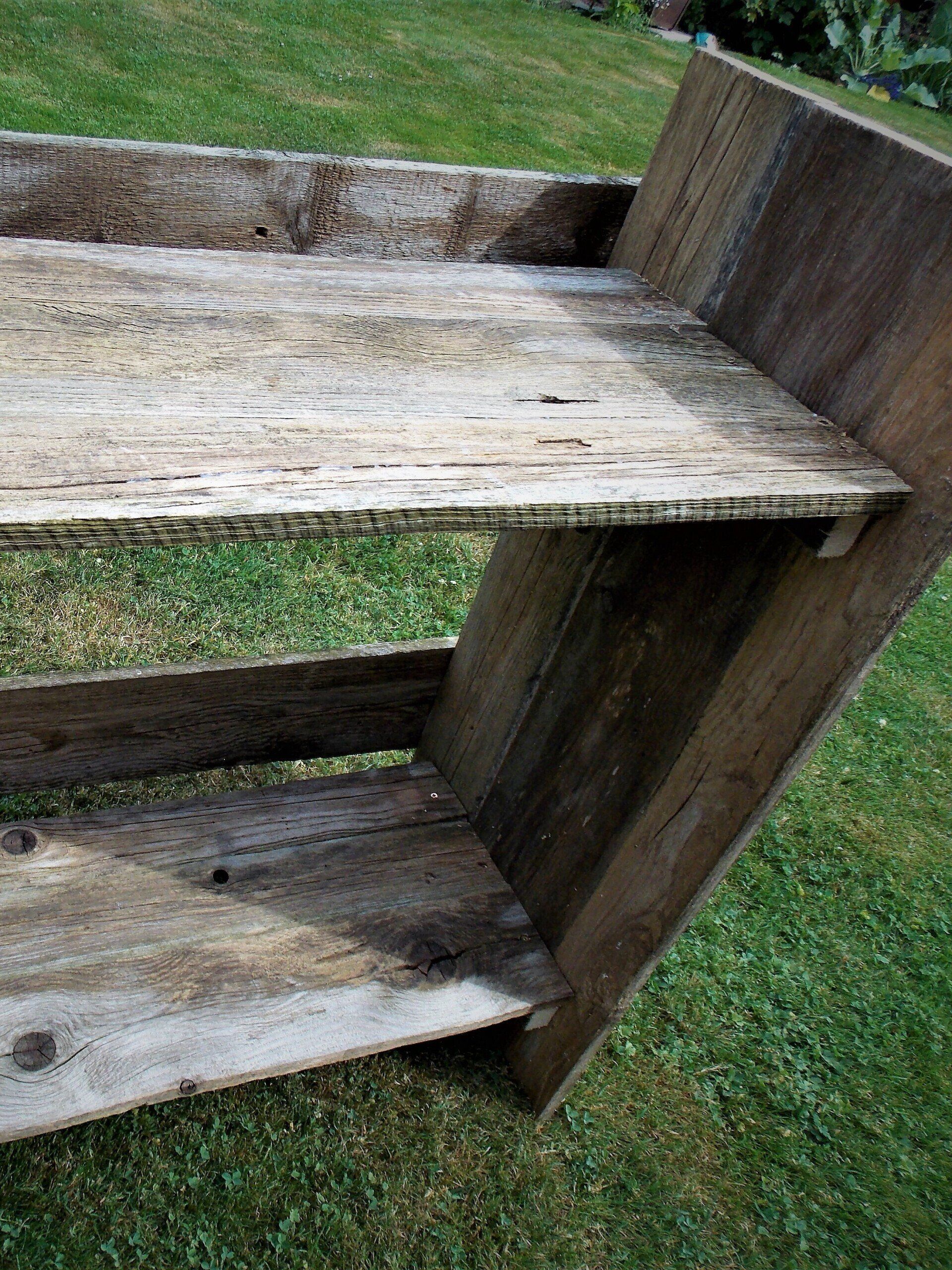 Fertiges Holzregal aus verwittertem Holz Fertiges Holzregal aus verwittertem Holz