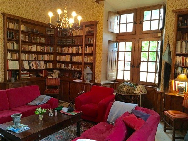 Location  du château de Montreuil-Bonnin: bibliothèque