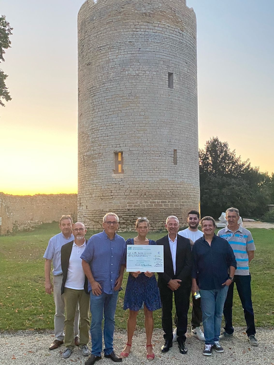 Remise du prix mécénat de la Fondation CA  Poitou-Charentes à Isabelle DUPONT pour la restauration du château de Montreuil Bonnin Donjon de Montreuil Bonnin- Fondation CA Poitou-Charentes Remise du prix de mécénat