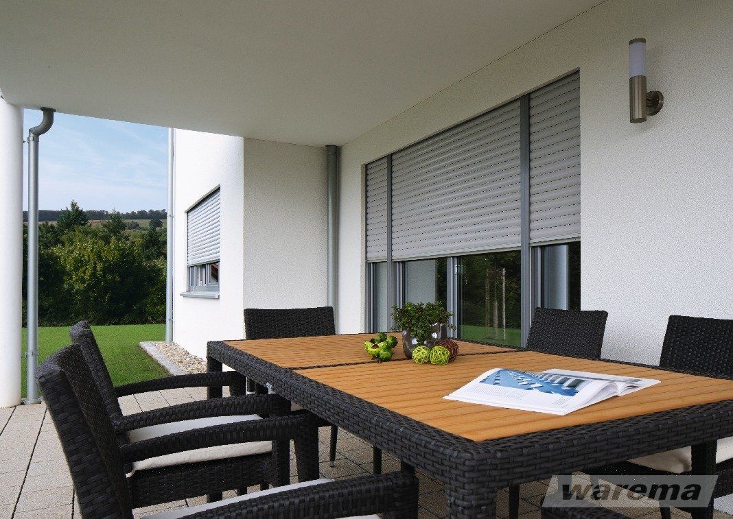 Terrasse mit Sitzgruppe - Fenster mit Rollladen