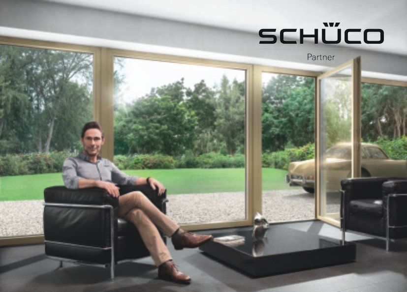 Ein Mann sitzt gemütlich im Sessel vor einer Schiebetür