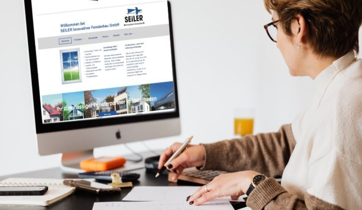 Eine Person am Schreibtisch vor Monitor