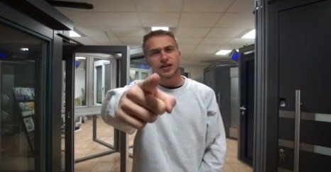 Bild und Link zum GFF-Imagefilm, Junger Mann zeigt mit dem Finger auf dich