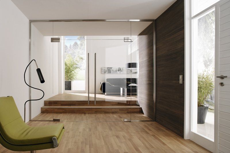 Bild: Eingangsbereich mit Ganzglastür