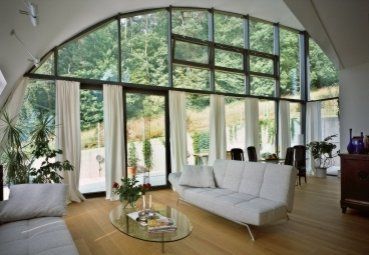 Innenansicht Wohnzimmer mit Fenster- und Türen