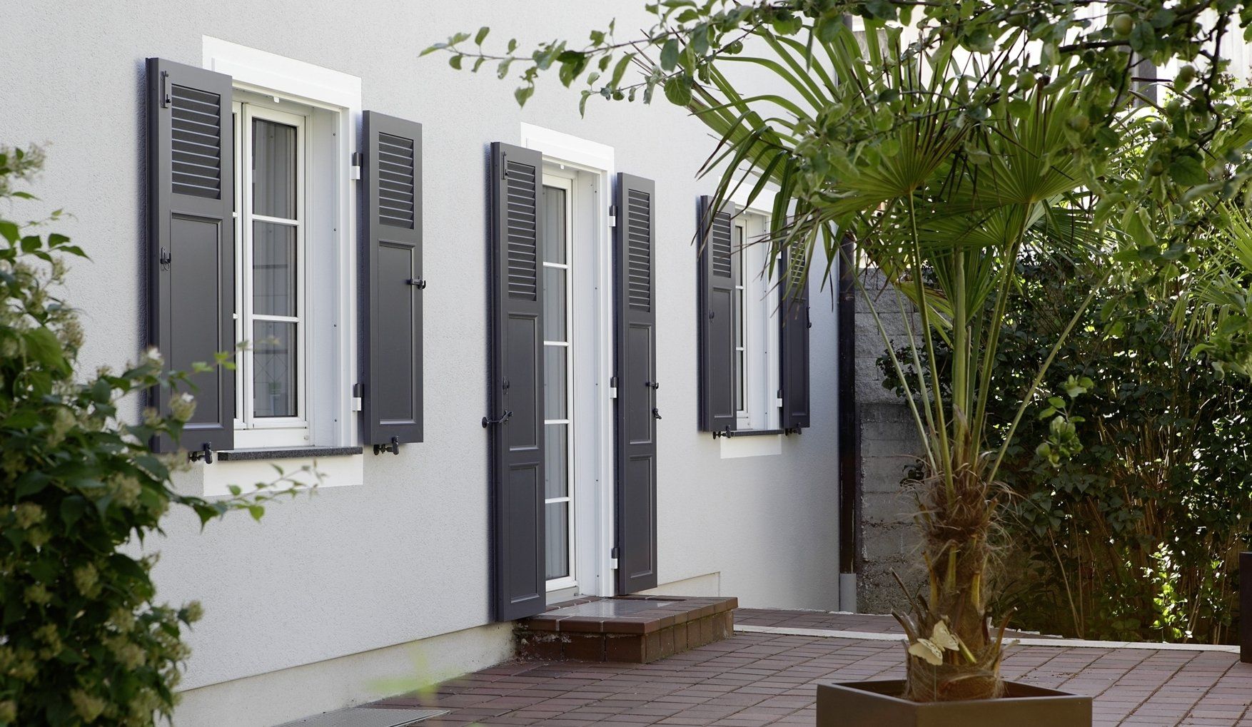 Gebäude mit Klappläden