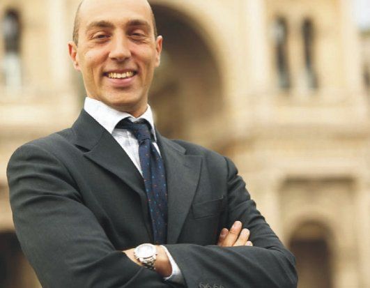 Bild und Link Lächelnder Businessmann in feinem Anzug