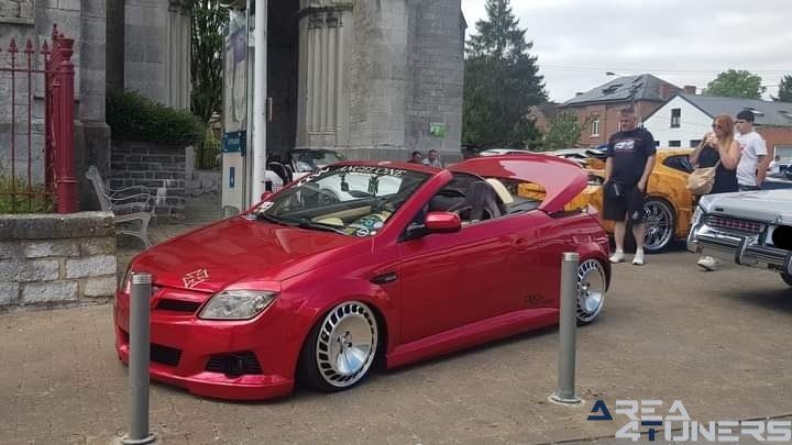 Lowsquad Insolent 2k22
Imagen del reportaje de la revista Tuning Area4tuners.es, de la concentración de coches Tuning del año 2022 en Cerfontaine, Bélgica