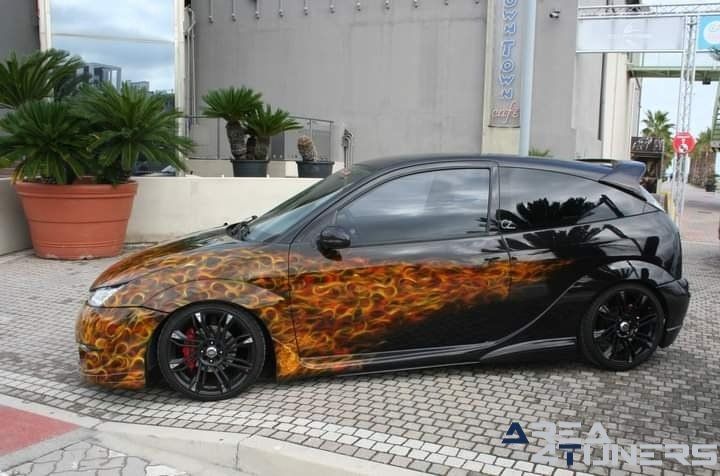 Back To The Area 51
Imagen del reportaje de la revista Tuning Area4tuners.es, de la concentración de coches Tuning del año 2022 en Sottomarina, Italia