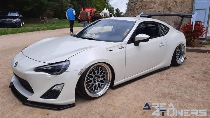 1th Wonderland
Imagen del reportaje de la revista Tuning Area4tuners.es, de la concentración de coches Tuning del año 2022 en Chateau De Lavee, Francia