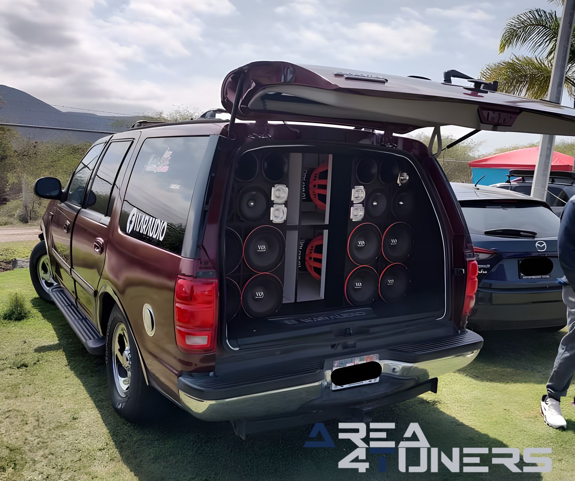 Xixmiquilpan Open Euro
Imagen del reportaje de la revista Tuning Area4tuners.es, de la concentración de coches Tuning del año 2023 en Xixmiquilpan, Hidalgo, México