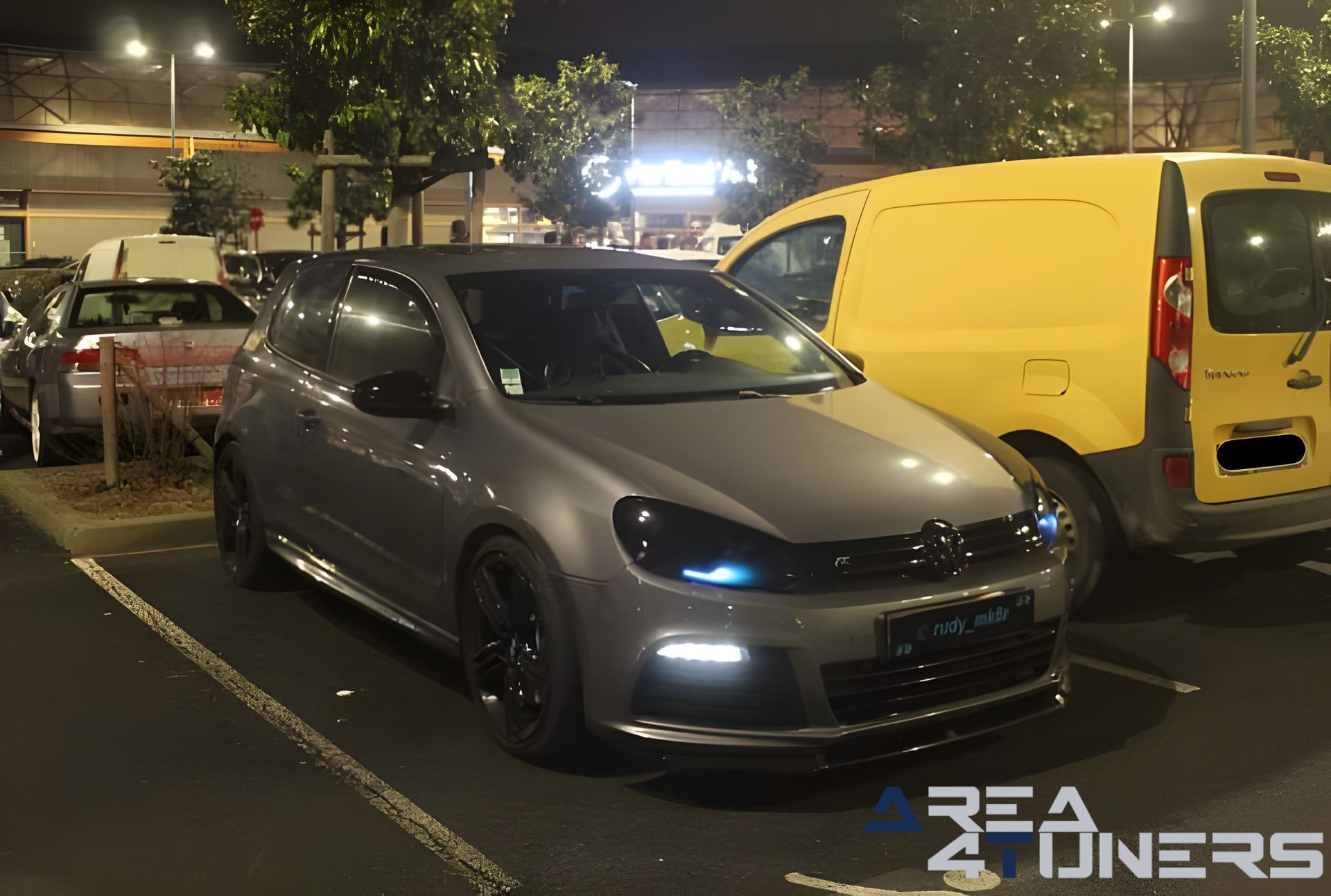 Rasso No Rules Gang 8 Vag Meet
Imagen del reportaje de la revista Tuning Area4tuners.es, de la concentración de coches Tuning del año 2023 en Saint Jean De La Ruelle, Francia